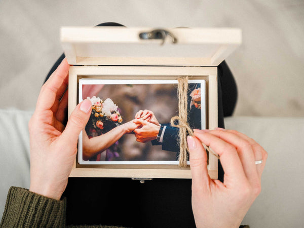 Scatola Portafoto in Legno Naturale – Un Elegante Ricordo per Matrimoni e Altri Eventi Speciali