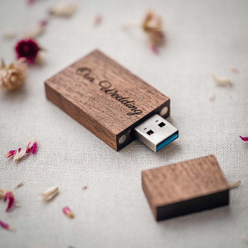 Personalisierter Holz-USB-Flash-Laufwerk 3.0 in Walnussfarbe für Hochzeitskunden