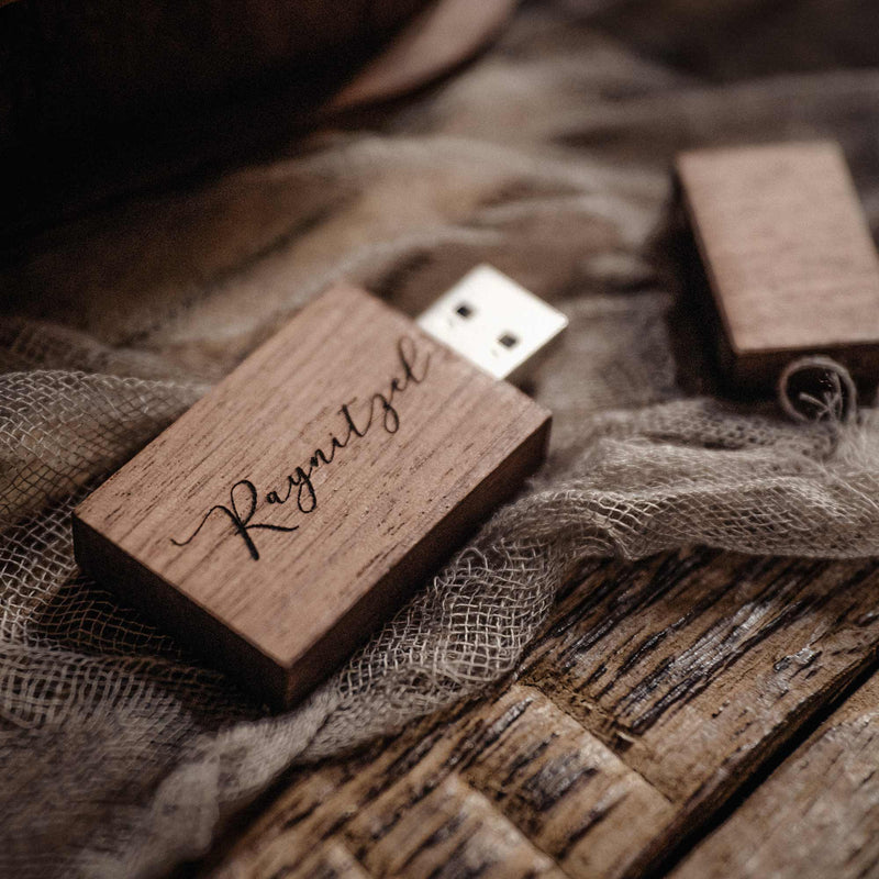 Personalisierter Holz-USB-Flash-Laufwerk 3.0 in Walnussfarbe für Hochzeitskunden