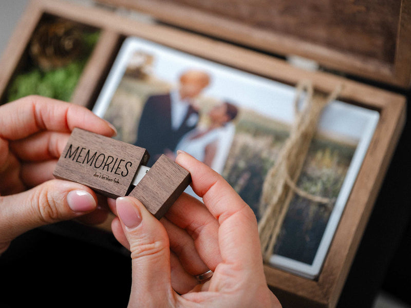 Scatola Portafoto Ricordo di Matrimonio con Chiavetta USB 3.0 in Stile Vintage