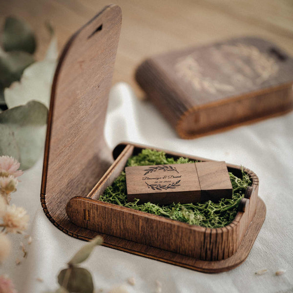 Scatola USB di Matrimonio con Chiavetta USB in Legno Personalizzata